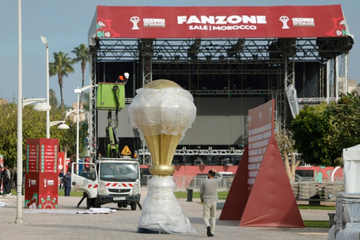 Les employés mettent la touche finale à la fanzone, qui accueillera des supporters à Rabat, le 20 décembre 2025, à la veille du coup d'envoi de la CAN