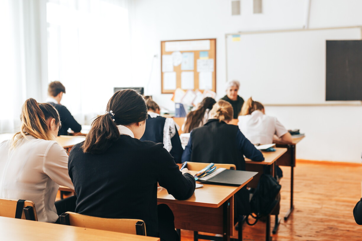 Symbolbild vu Schüler an engem Klassesall.