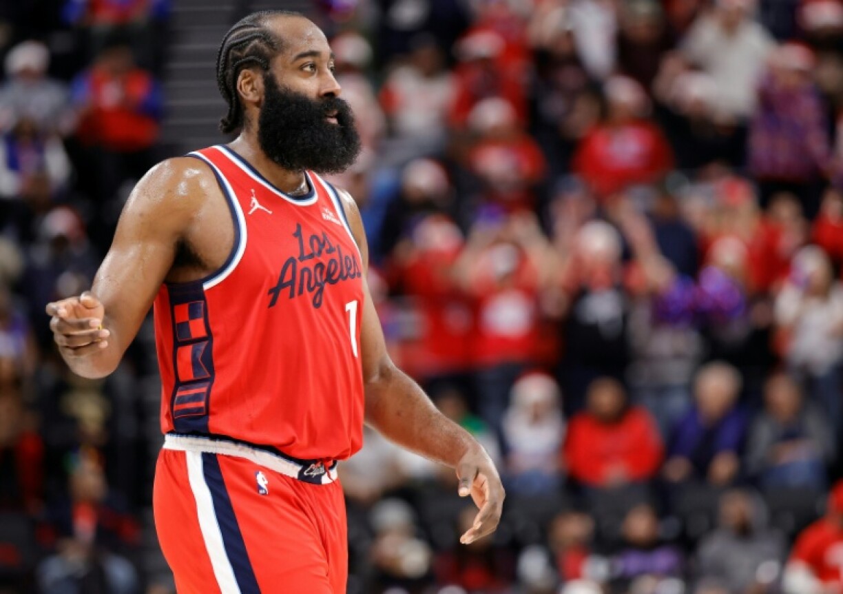 James Harden, le meneur des Los Angeles Clippers, lors d'un match de NBA contre les Houston Rockets, à Inglewood (Californie), le 23 décembre 2025