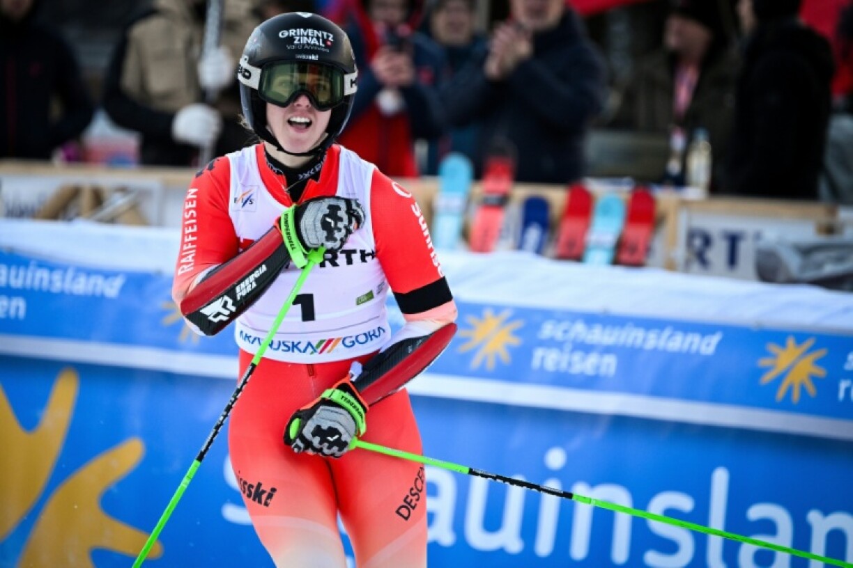 La skieuse suisse Camille Rast, avec un brassard en hommage aux victimes de l'incendie de Crans-Montana, après sa victoire au géant de Kranjska Gora en Slovénie, samedi 3 janvier 2026