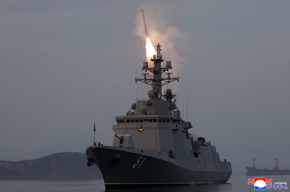 Cette photo diffusée par l'agence de presse officielle nord-coréenne KCNA via KNS le 11 mars 2026, montre un tir d'essai de missile de croisière stratégique effectué depuis le destroyer Choe Hyon à un endroit non divulgué en Corée du Nord.
