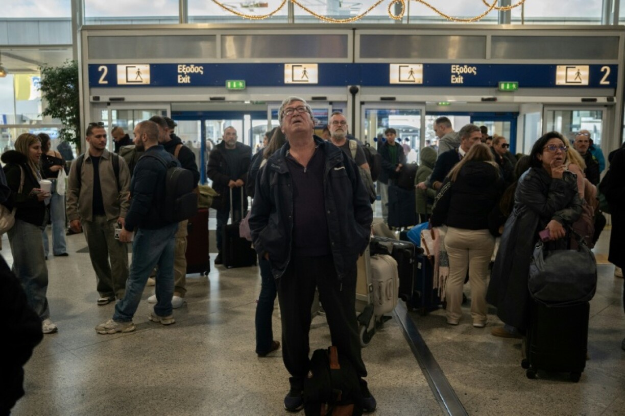 Des voyageurs attendent à l'aéroport d'Athènes-Spata après des retards et des reports de vols dans le pays dus à un