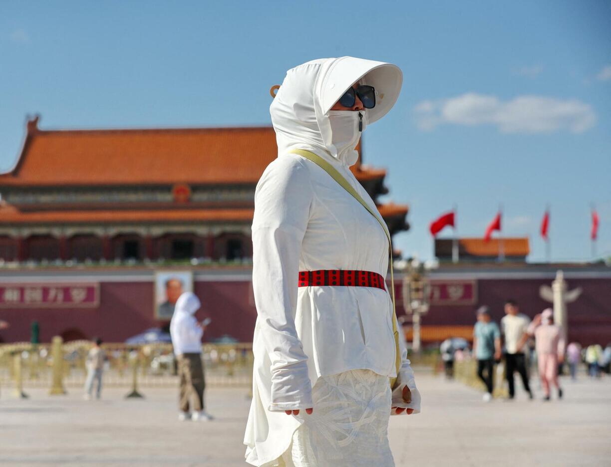 Une touriste au square de Tiananmen, le 26 mai 2024.