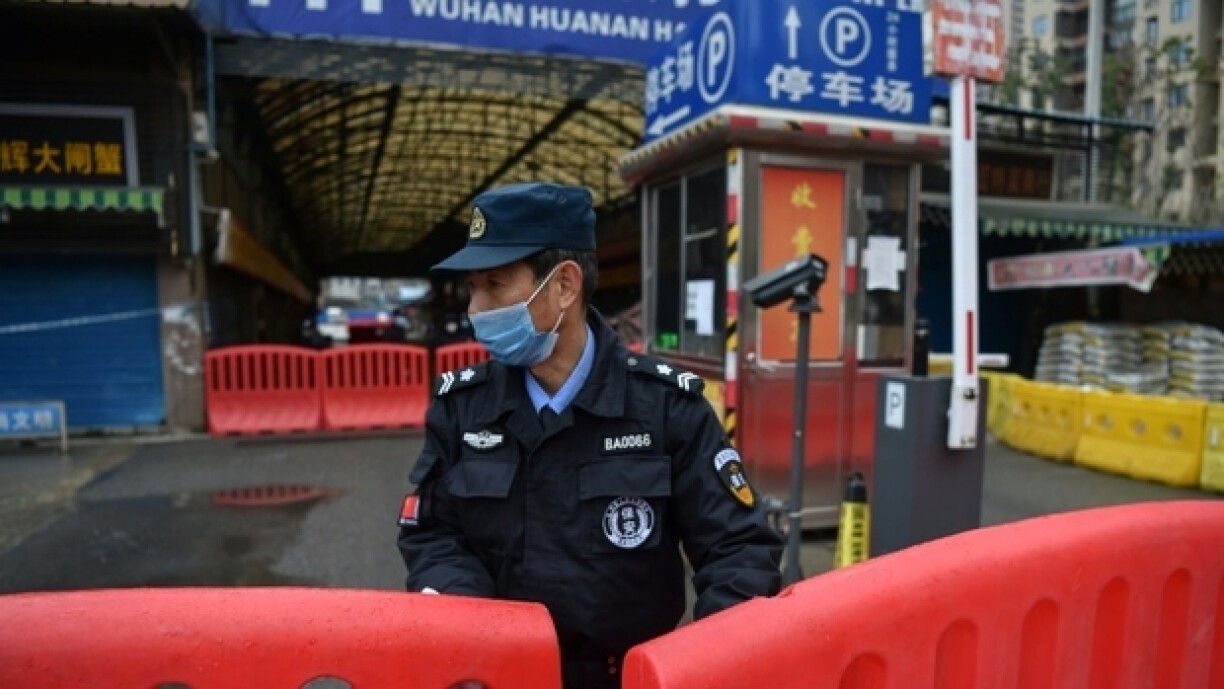 Un policier devant le marché fermé de Wuhan où le coronavirus a été détecté, le 24 janvier 2020 en Chine