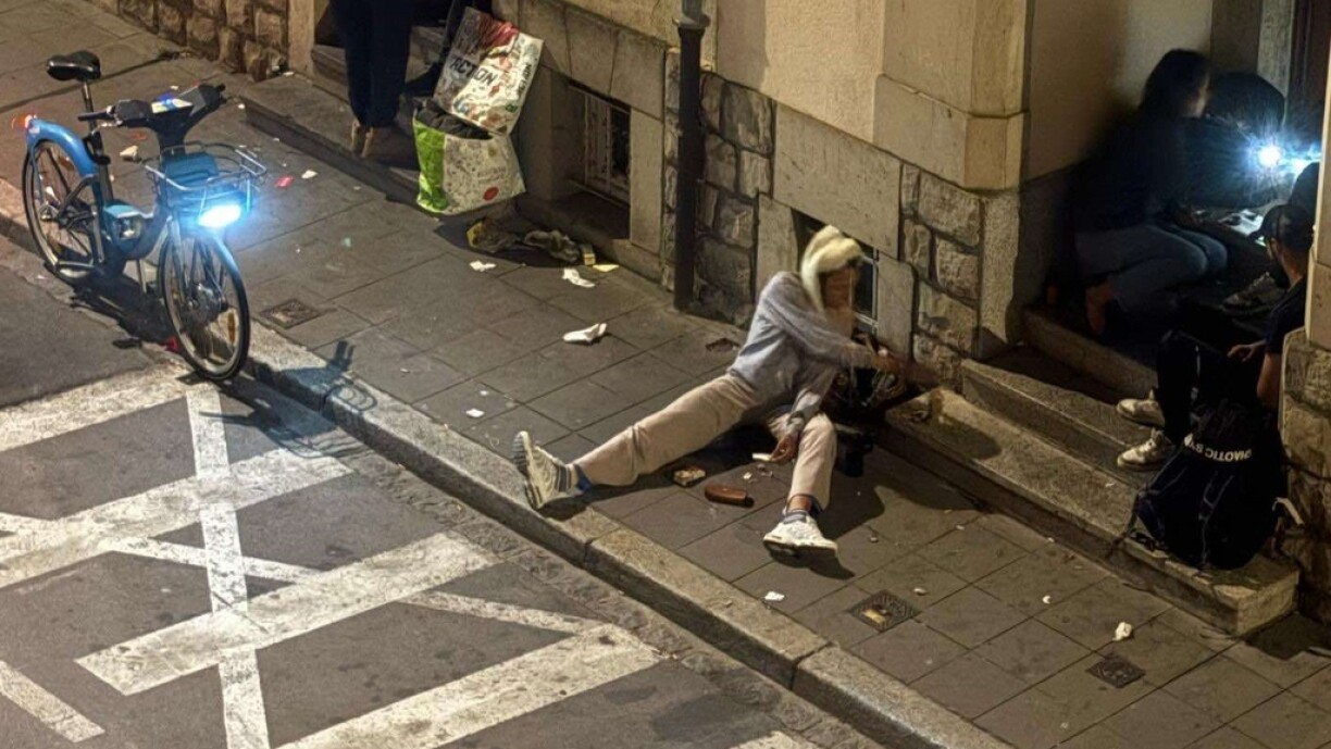 On Hollerich Street, insecurity rubs shoulders with the merry-go-round of consumers and dealers.