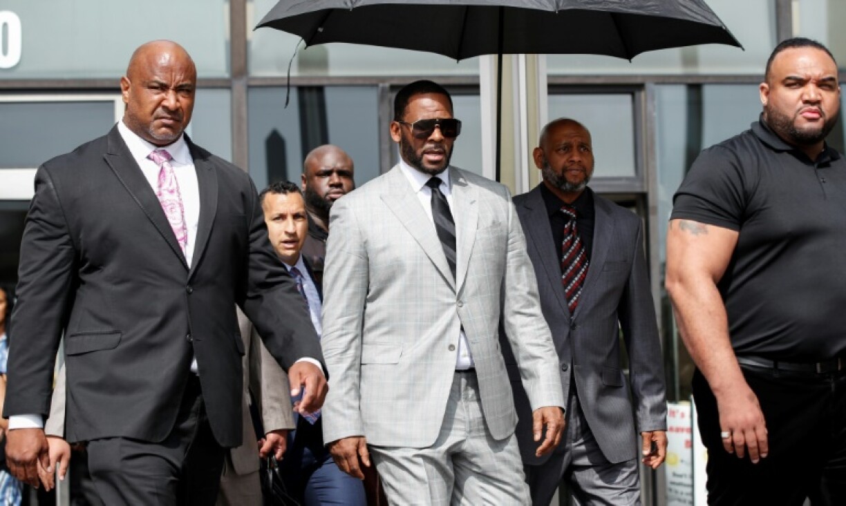 Le chanteur R. Kelly quitte le tribunal pénal de Leighton après une audience sur des accusations d'abus sexuels le 6 juin 2019 à Chicago