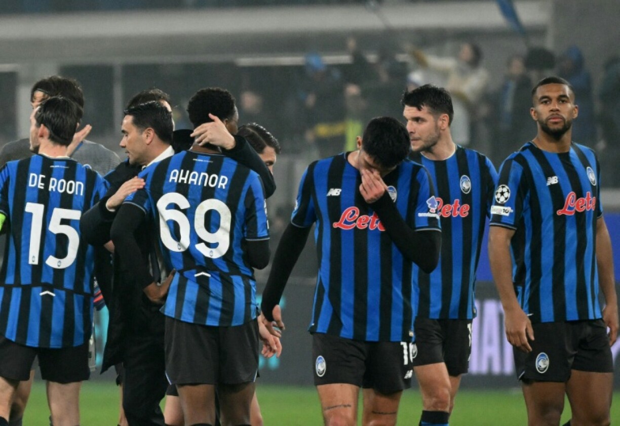 Les joueurs de l'Atalanta après leur défaite 6-1 face au Bayern Munich en 8e de finale aller de la Ligue des champions le 10 mars 2026 à Bergame
