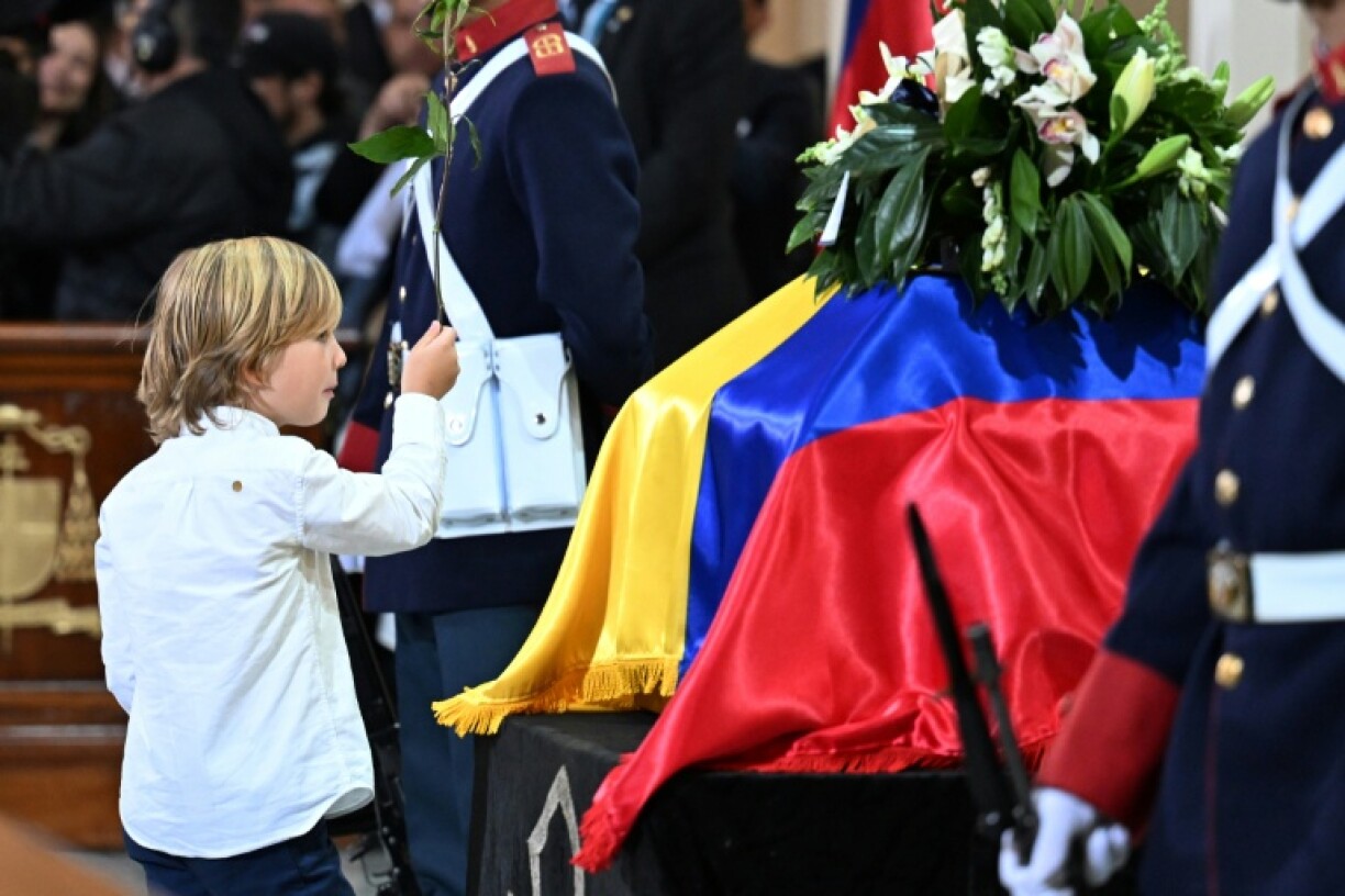 The son of the late presidential hopeful and senator Miguel Uribe stands in front of his coffin