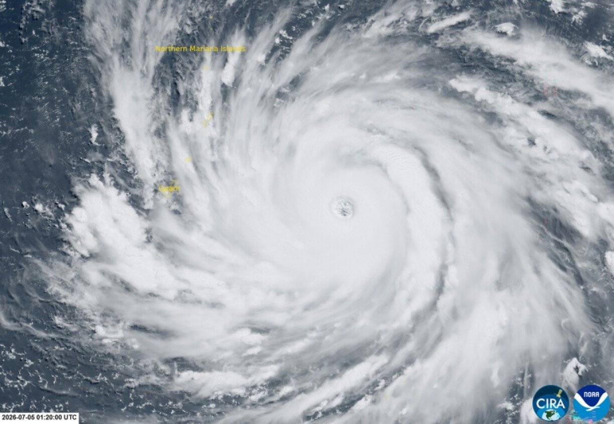 Image satellite du typhon Bavi à l'approche de Guam et des Mariannes du Nord, diffusée par le Cooperative Institute for Research in the Atmosphere (CIRA) en partenariat avec le Regional and Mesoscale Meteorology Branch (RAMMB/NOAA) et la Colorado State University (CSU), prise le 5 juillet 2026