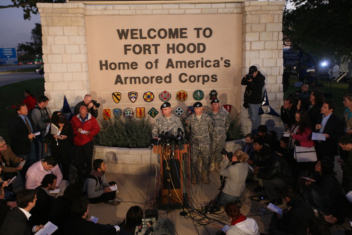 Nach um Owend selwer vun dem Amoklaf de 6. November 2009 stoungen déi Responsabel vum Fort Hood der Presse Ried an Äntwert.