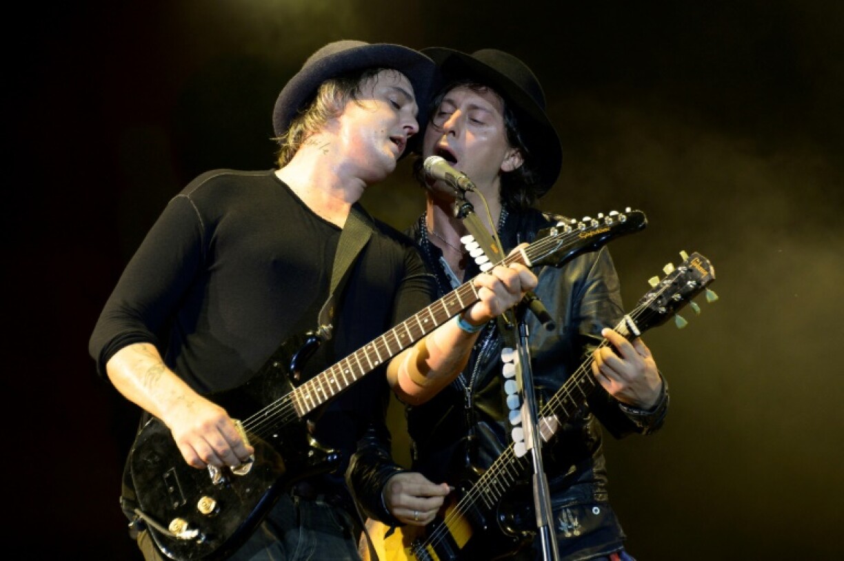 Les chanteurs britanniques Pete Doherty, à gauche, et Carl Barat, à droite, du duo The Libertines, sur scène à Saint-Cloud, dans les Hauts-de-Seine pour Rock-en-Seine le 24 août 2015