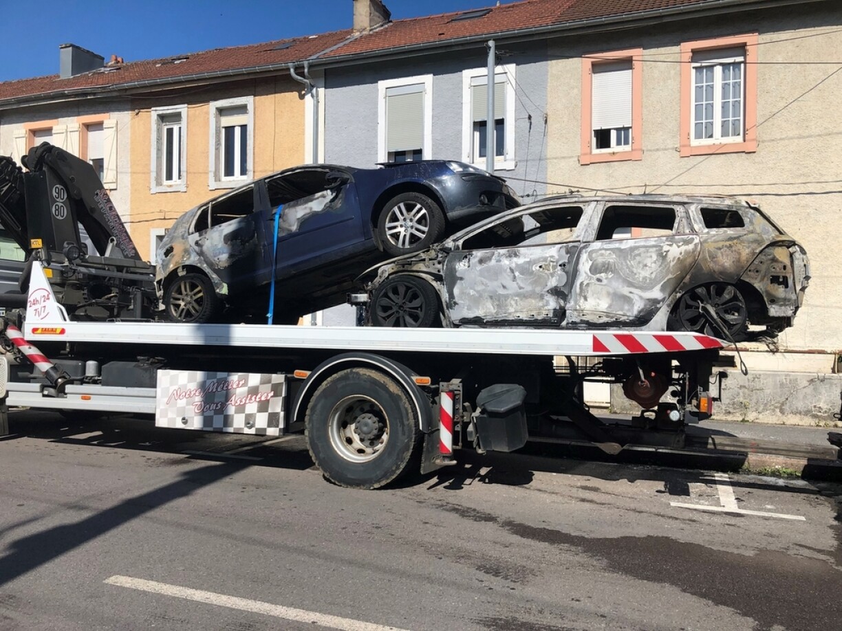 Deux des véhicules incendiés lundi à Longwy.