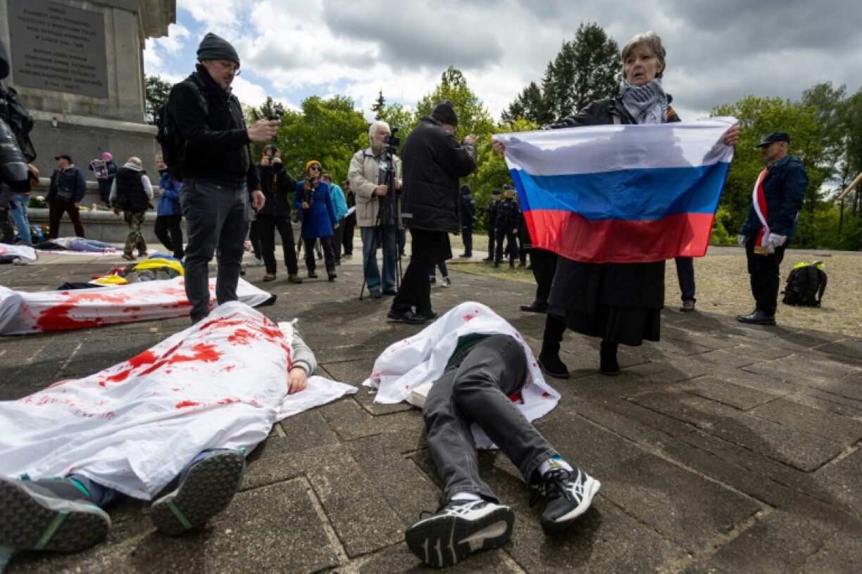 At the site, around a dozen people also gathered at a counter protest