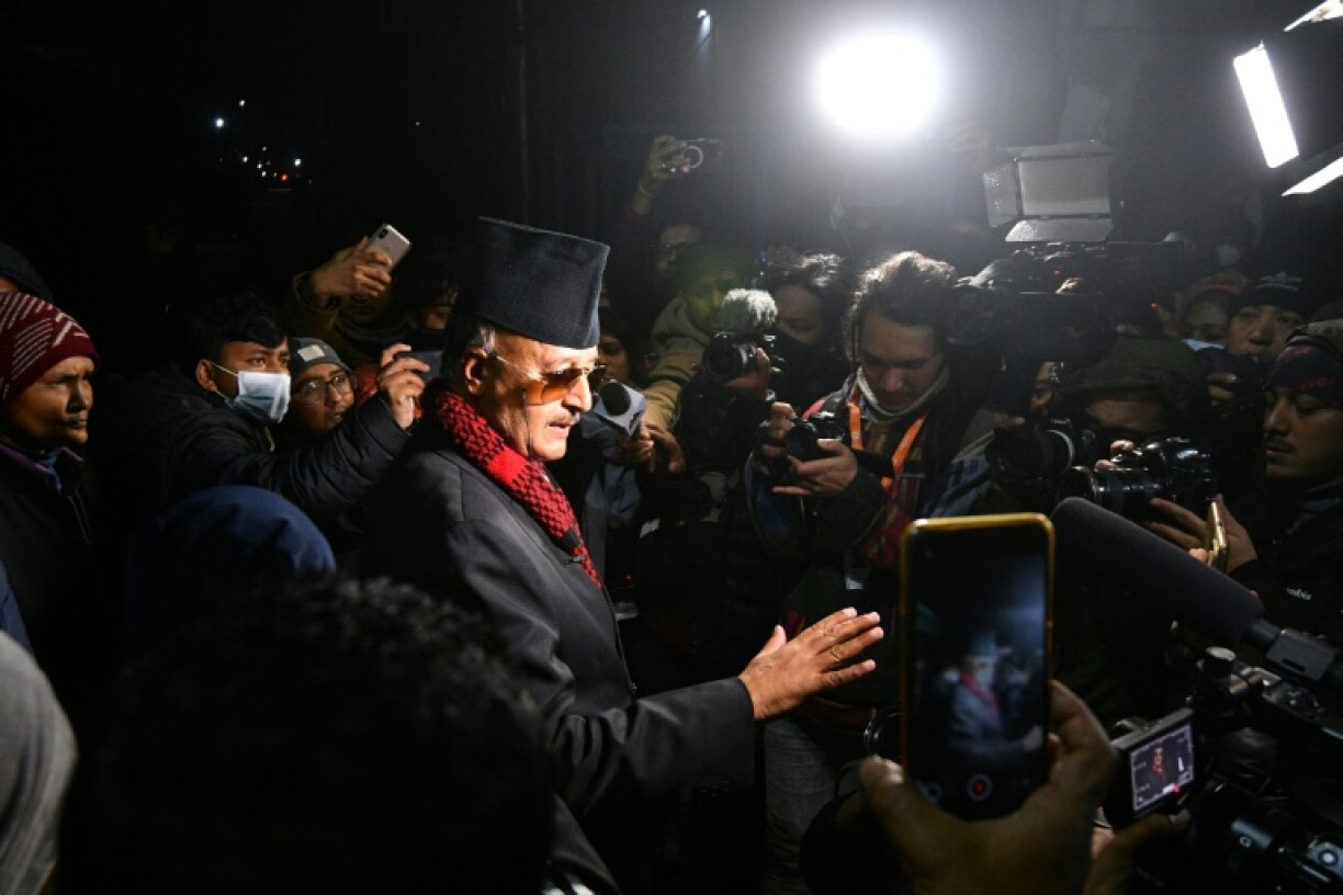 Gopal Shiwakoti Chintan, l'avocat du tueur en série français Charles Sobhraj, fait une déclaration à la presse, devant la prison centrale de Katmandou, le 22 décembre 2022 au Népal