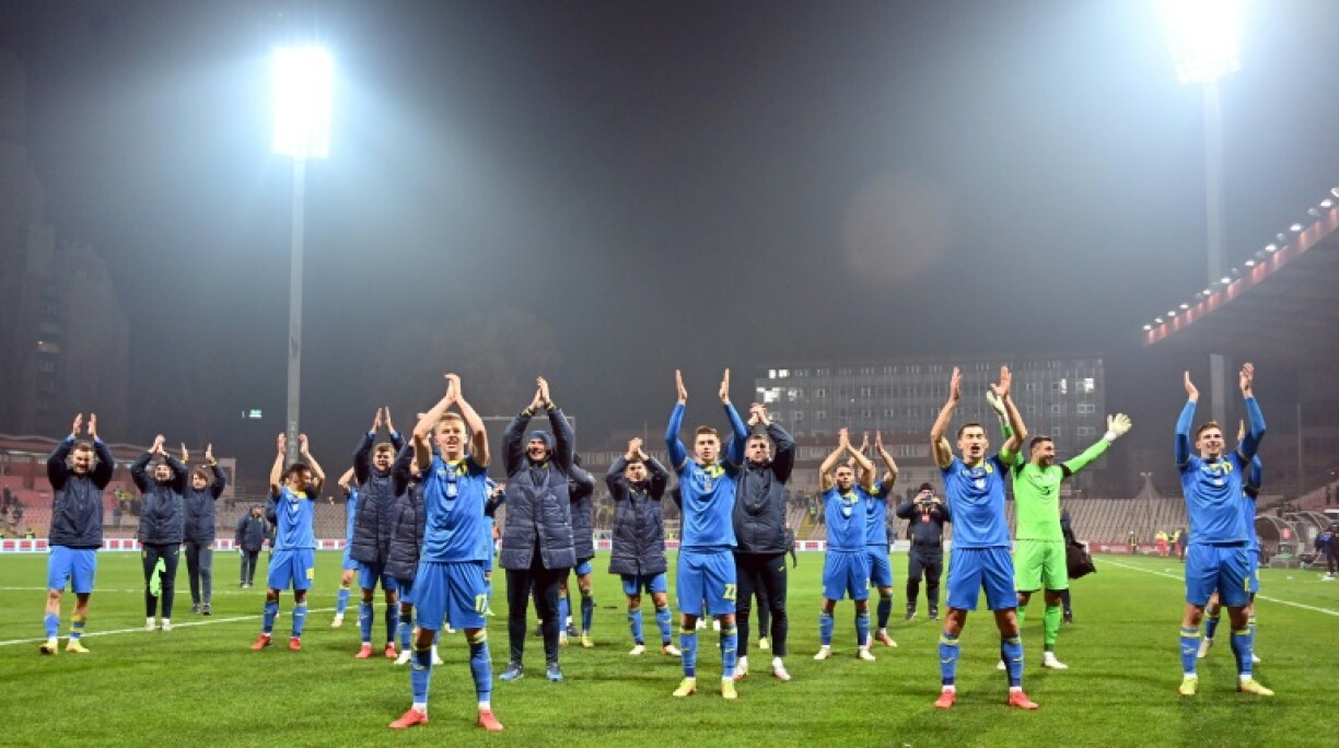 Les joueurs ukrainiens remercient leurs supporters, après avoir battu la Bosnie-Herzégovine (2-0), lors des éliminatoires pour la Coupe du monde au Qatar 2022, le 16 novembre 2021 à Zenica