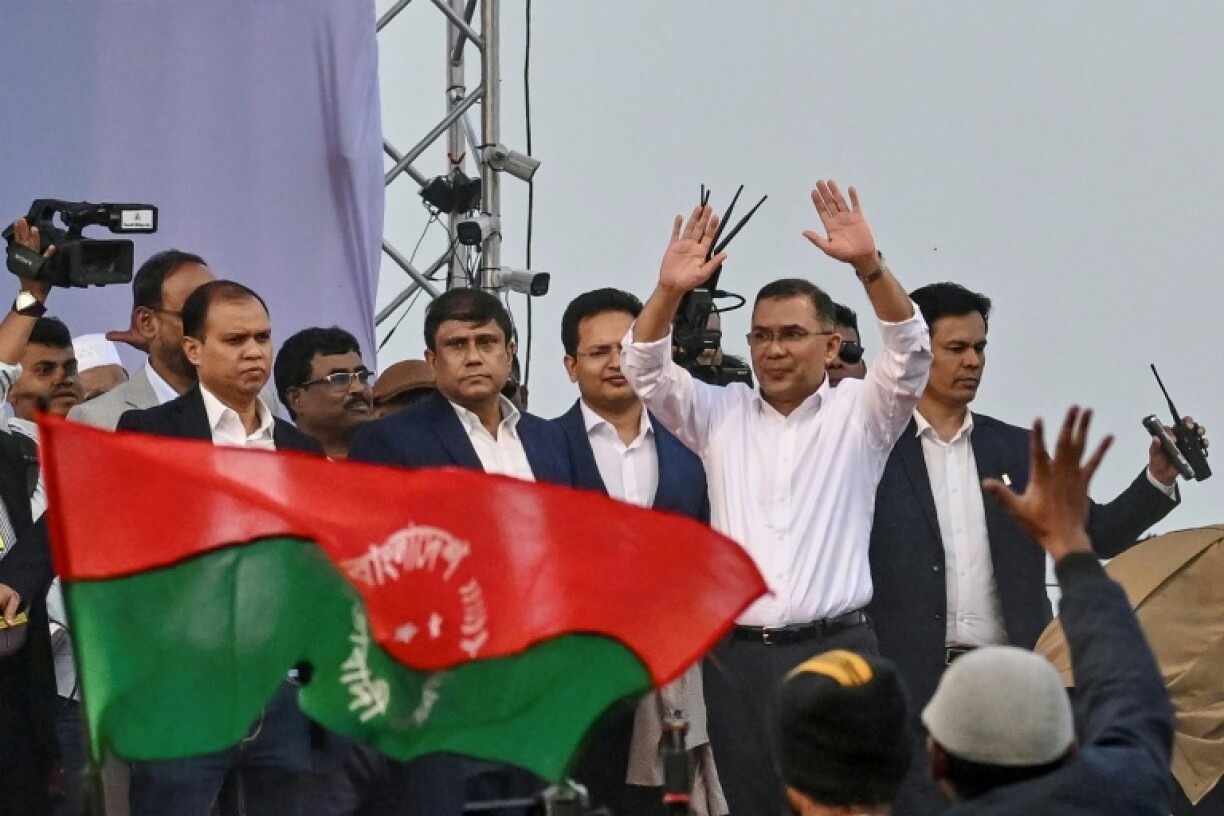 Tarique Rahman (2e d), président par intérim du Parti nationaliste du Bangladesh (BNP) et fils de l'ancienne cheffe du gouvernement Khaleda Zia, salue ses partisans lors d'un rassemblement après son arrivée à Dacca, le 25 décembre 2025 au Bangladesh