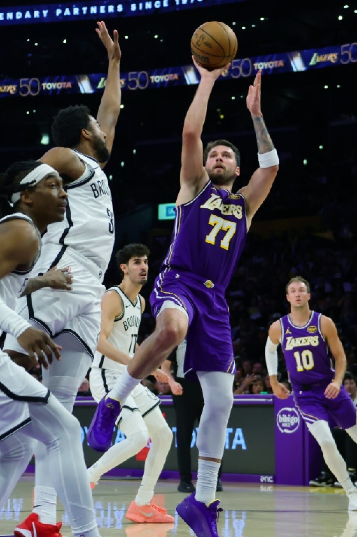 Luka Doncic (d) lors du match NBA des Los Angeles Lakers contre les Brooklyn Nets, le 28 mars 2026 à Los Angeles