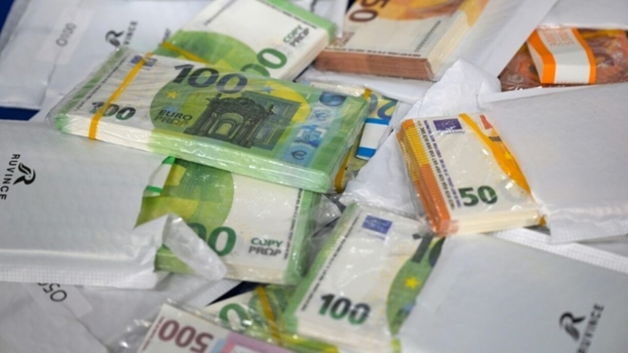 E Symbolbild vu 50 an 100 Euroschäiner.