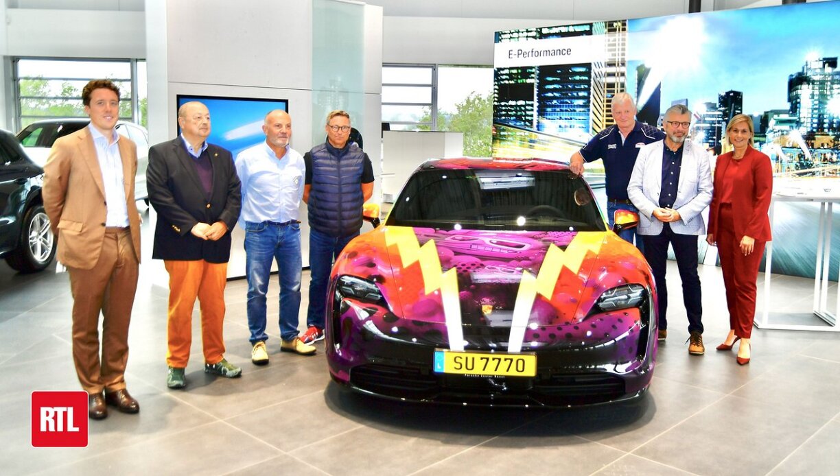 De Lëtzebuerger Artist Sumo huet dëse Porsche Taycan designed. Den Auto gouf bei der Ouverture vum neie Porsche Zenter um Rouscht eng éischte Kéier dem Public presentéiert a kann och elo nach ëmmer do bewonnert ginn. De Sumo hat och schonn zwee Fligere vun der Luxair mat flotte Wierker