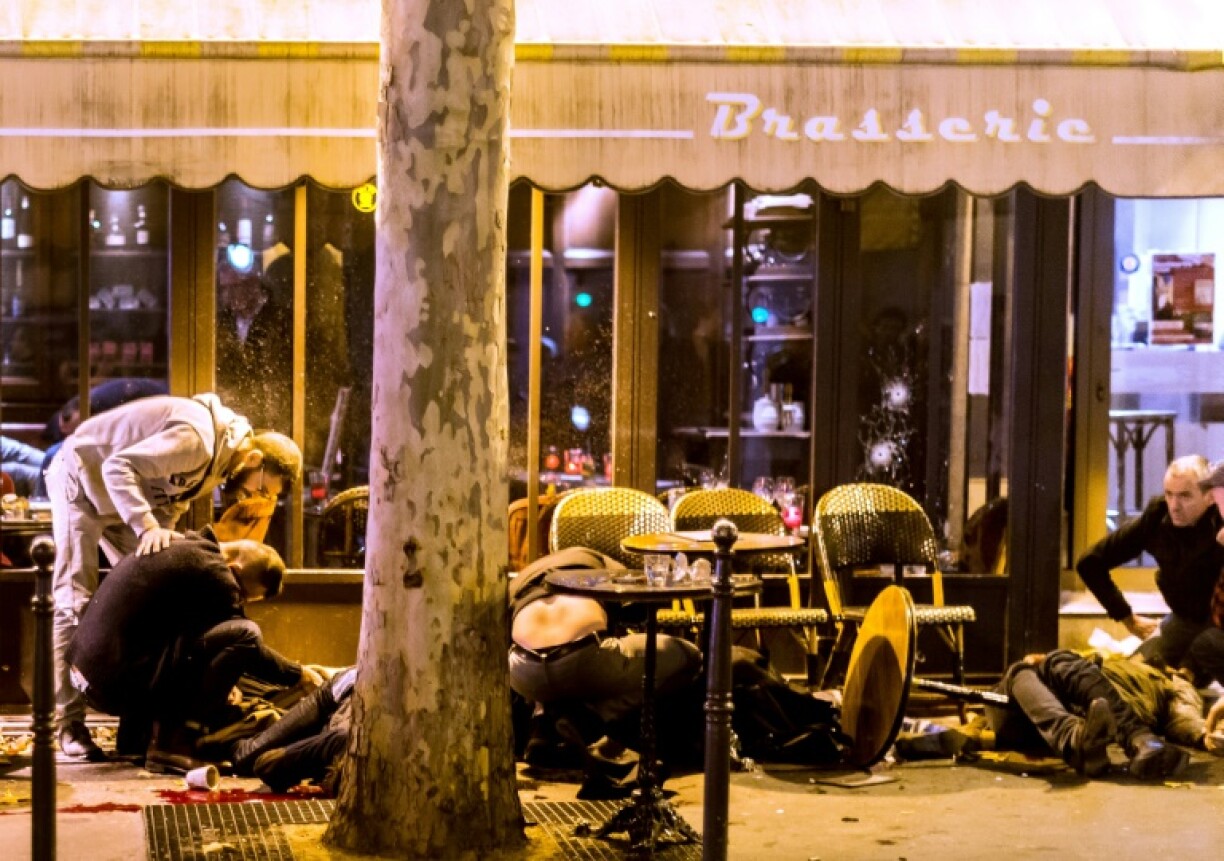 Des victimes des attentats du 13 novembre 2015, à Paris, devant la terrasse du café Bonne Bière