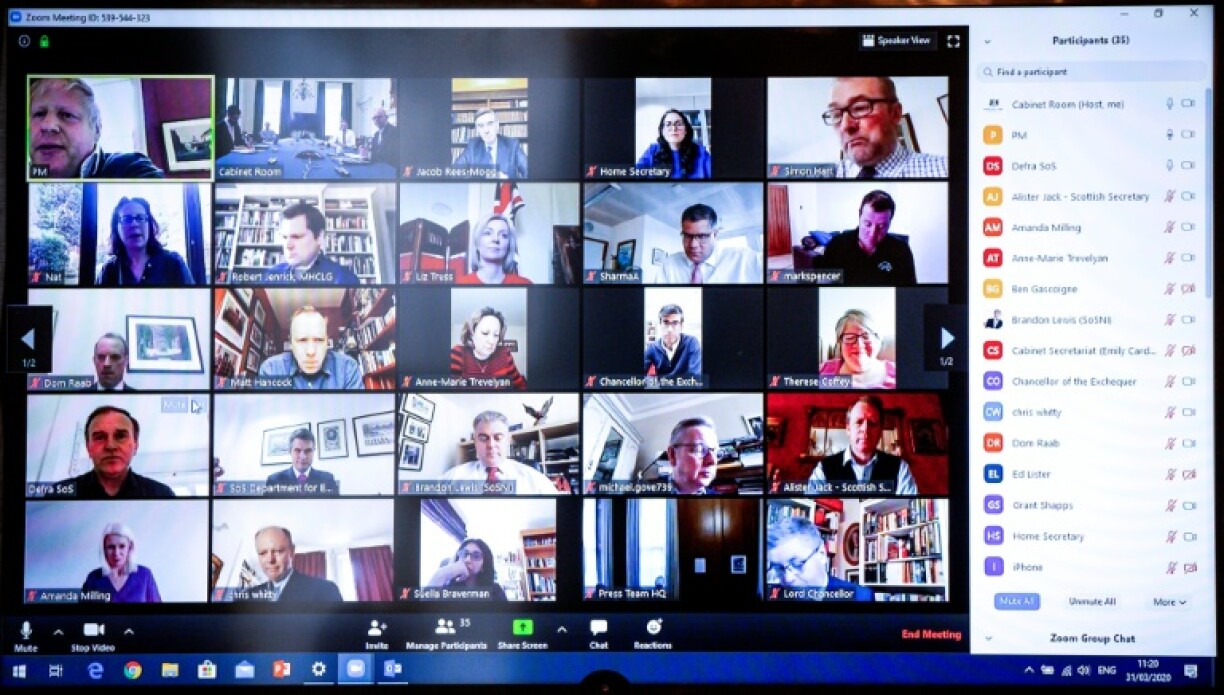 Le gouvernement britannique s'est réuni via Zoom le 31 mars 2020, avec le Premier ministre, Boris Johnson (en haut à gauche), qui est en quarantaine à cause du Covid-19