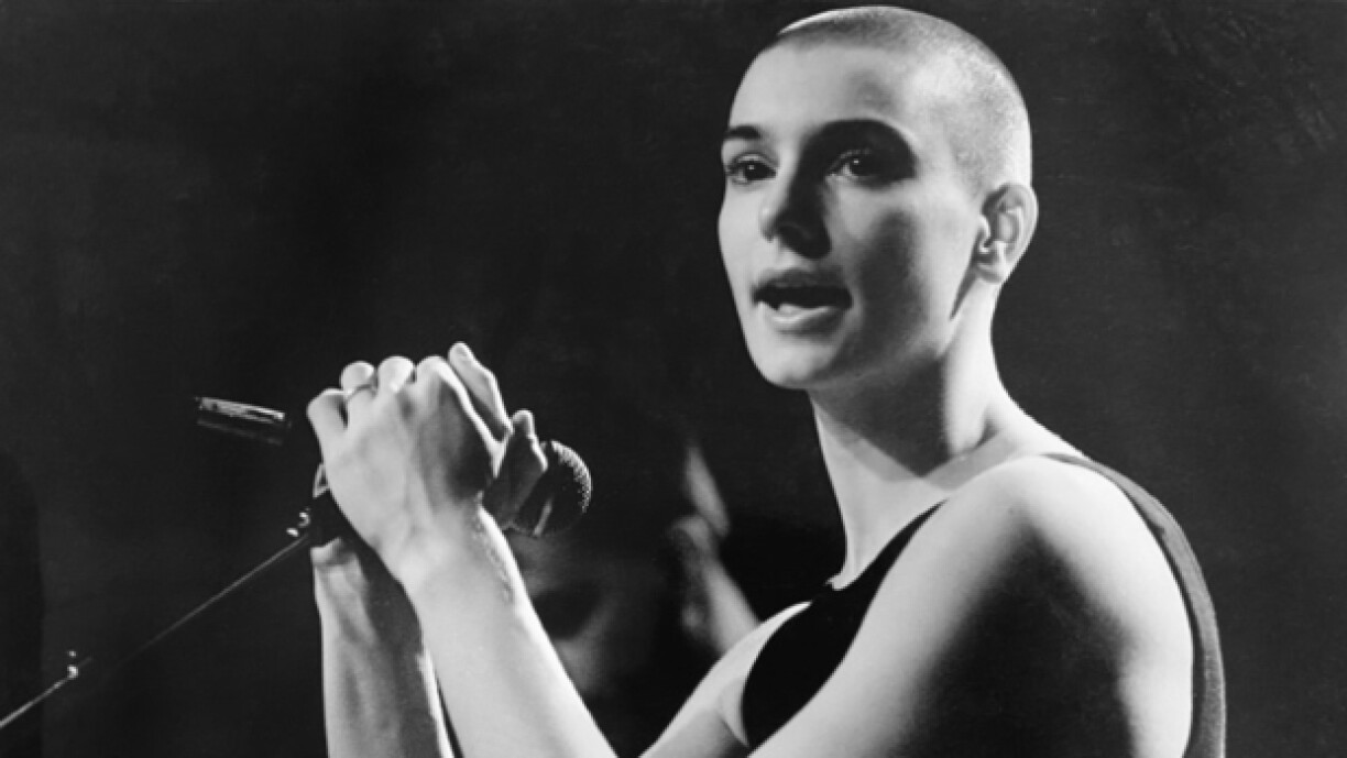 Une photo non datée de la fin des années 1980 montre Sinead O'Connor se produisant à Vancouver, au Canada