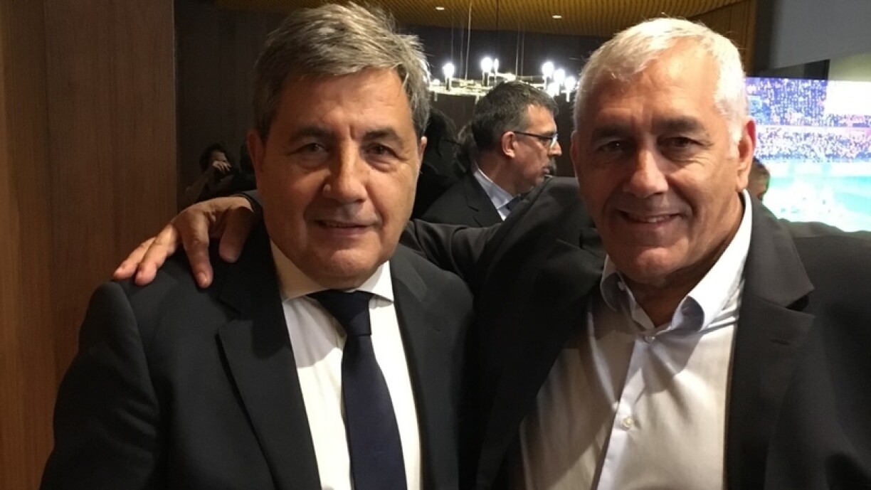 De José Gonçalves hei riets am Bild zesumme mam Fernando Soares Gomes da Silva, dem President vun der portugisescher Futtballfederatioun.