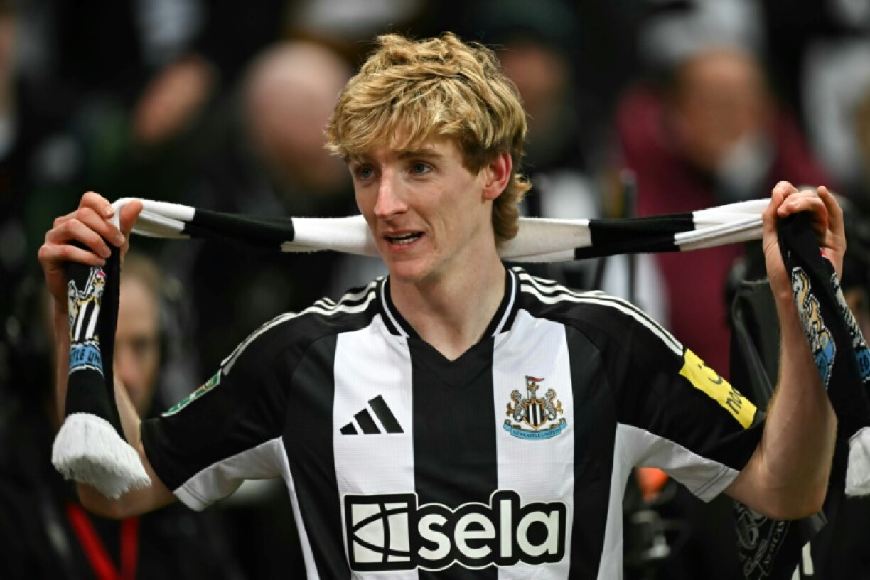 Newcastle's Anthony Gordon celebrates after scoring against Arsenal