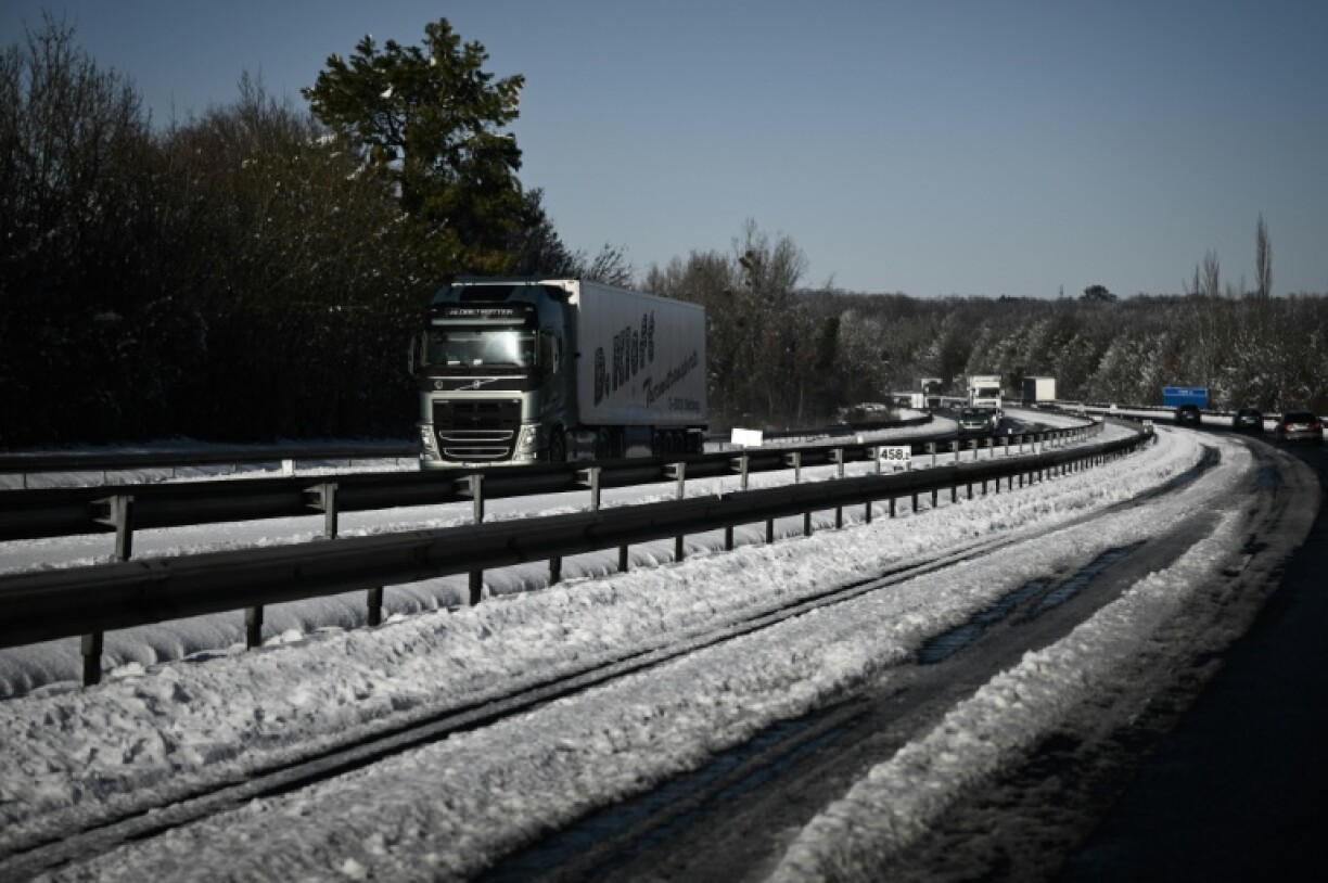 Un camion roule sur l'autoroute A10 après des chutes de neige, le 6 janvier 2026 à Saint-Léger en Charente-Maritime