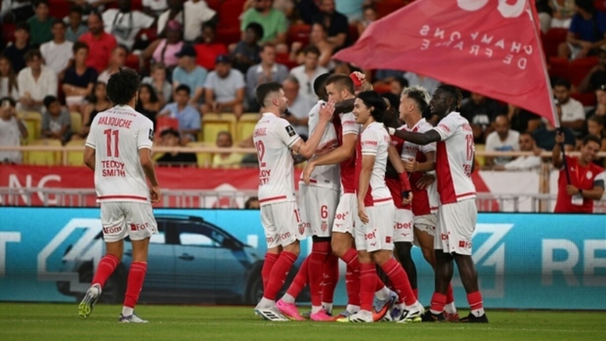 Les joueurs de Monaco se congratulent après le but d'Eric Dier face au Havre, le 16 août 2025 au stade Louis-II