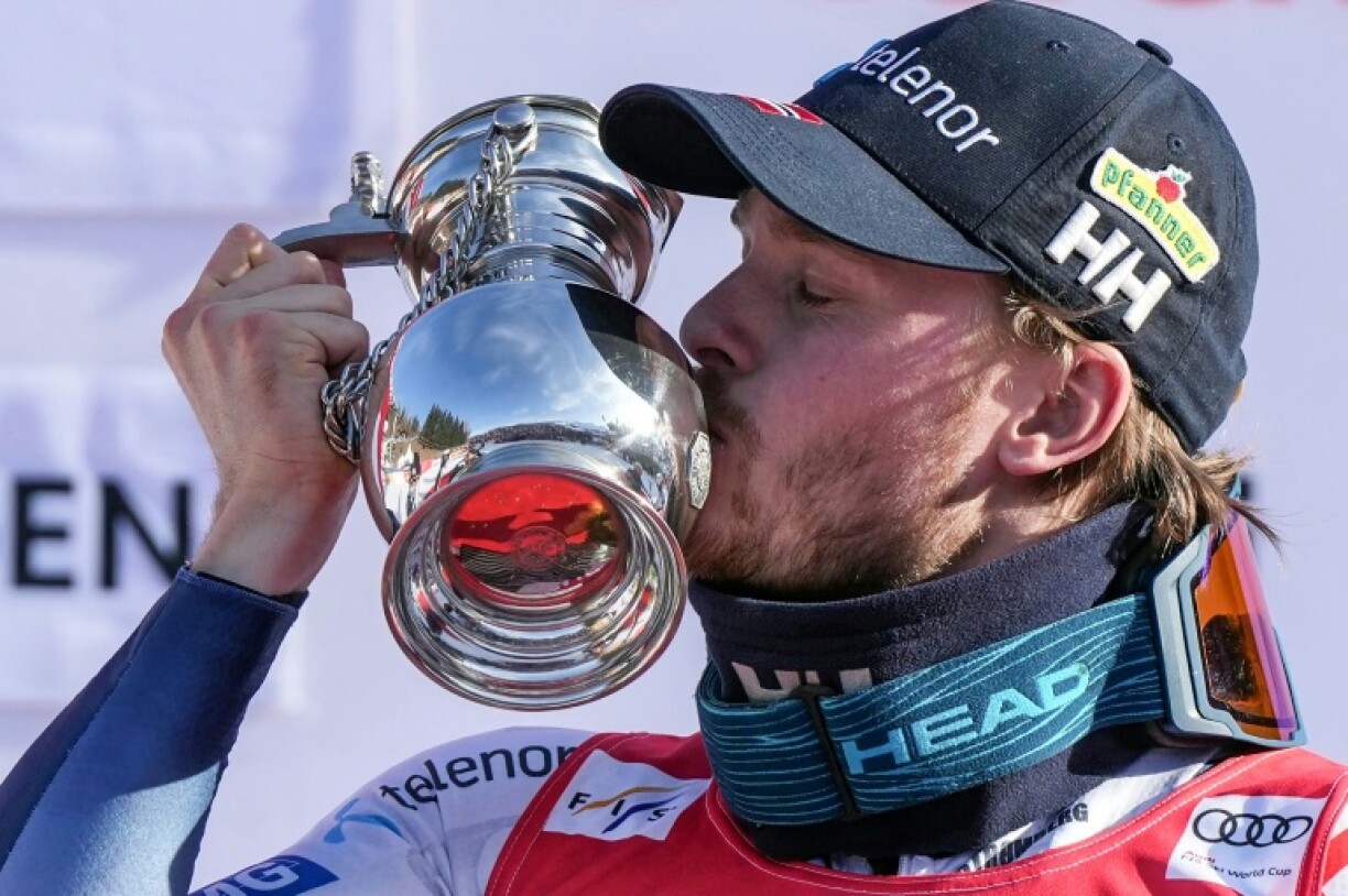 Le Norvégien Atle Lie McGrath célèbre sa victoire sur le podium après avoir remporté l'épreuve masculine de slalom de la Coupe du monde de ski alpin, à Wengen, le 18 janvier 2026
