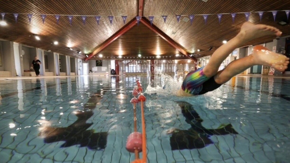 Un nageur plonge dans la piscine du centre de loisirs d'Exmouth, le 13 juin 2023 dans le sud-ouest de l'Angleterre