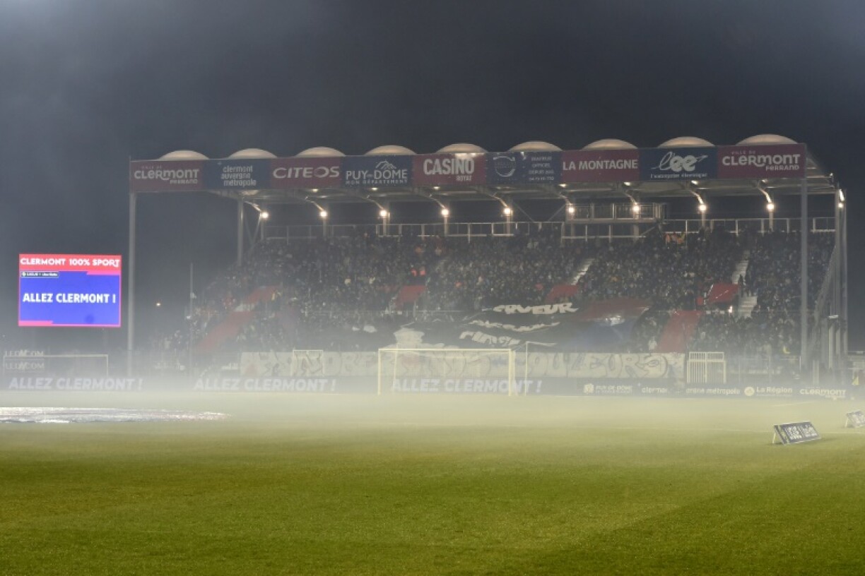 Le coup d'envoi de la rencontre Clermont-Marseille retardé en raison de gaz lacrymogènes, le 11 février 2023 à Clermont-Ferrand