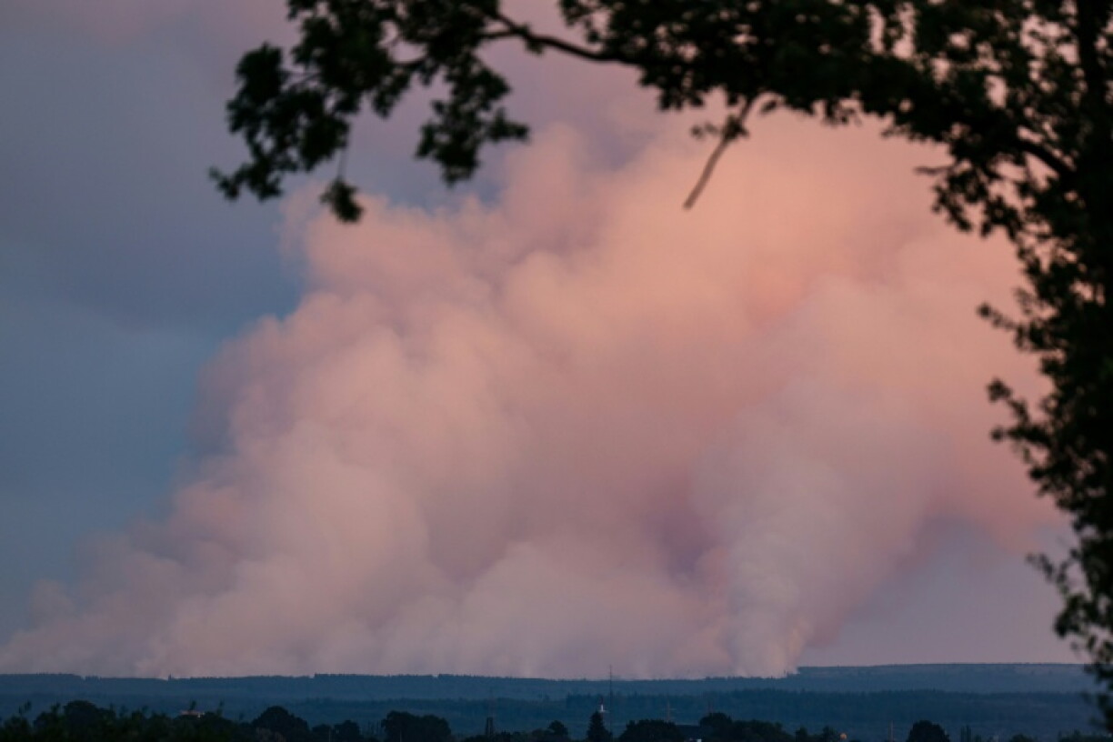 De la fumée se dégageant d'un incendie en Belgique, le 14 août 2026
