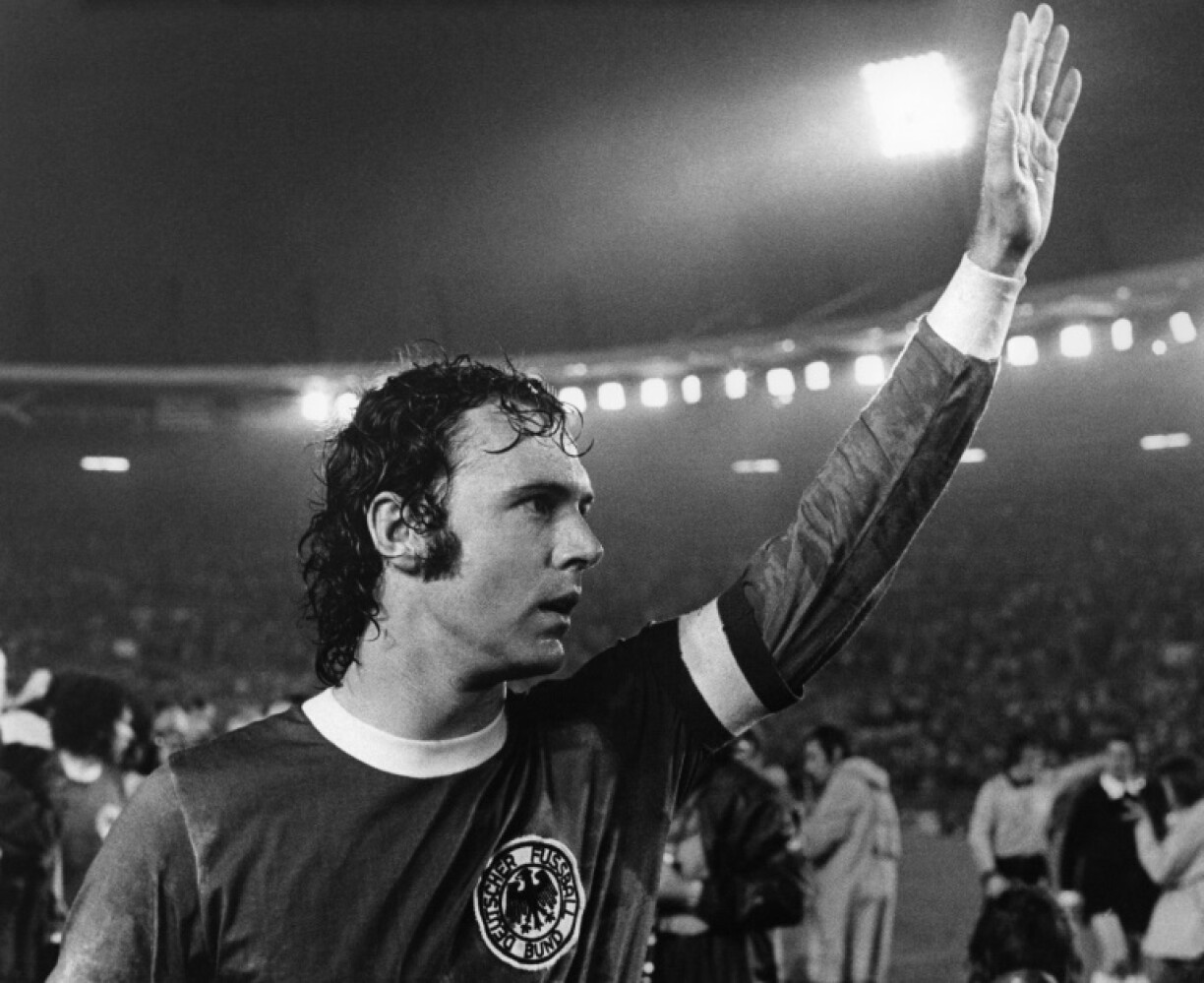 L'Allemagne et le monde du foot pleurent la disparition de Franz Beckenbauer, ici en communion avec le public après la finale de la Coupe du monde, le 30 juin 1974 à Dusseldorf