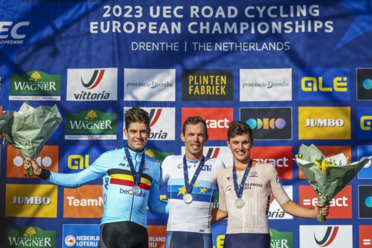 De gauche à droite, le Belge Wout van Aert (2e), le Français Christophe Laporte (1er) et le Néerlandais Olav Kooij (3e) sur le podium de la course en ligne des championnats d'Europe dans la province de Drenthe aux Pays-Bas, le 24 Septembre 2023