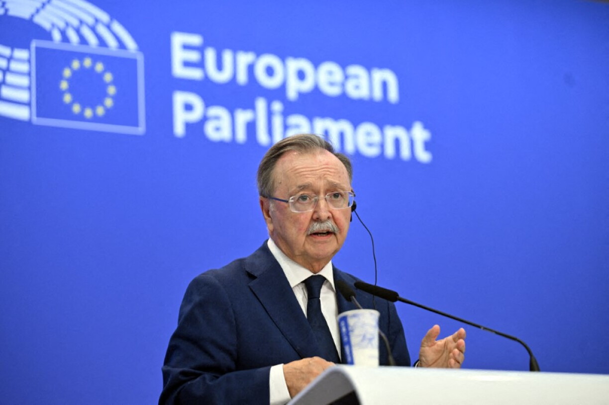 De President a Buergermeeschter vu Ceuta Juan Jesus Vivas am Kader vun enger Pressekonferenz am EU-Parlament.