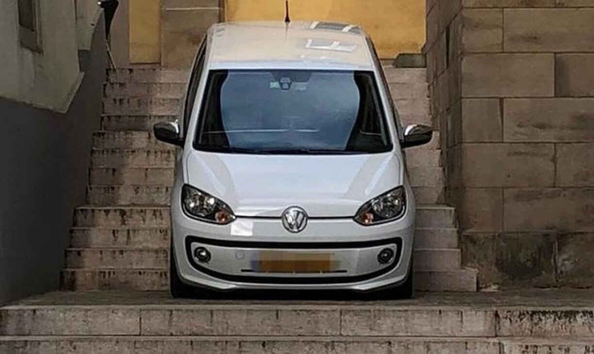 Une photo prise par la police en 2018, l'automobiliste s'était garé dans des escaliers à Luxembourg-ville