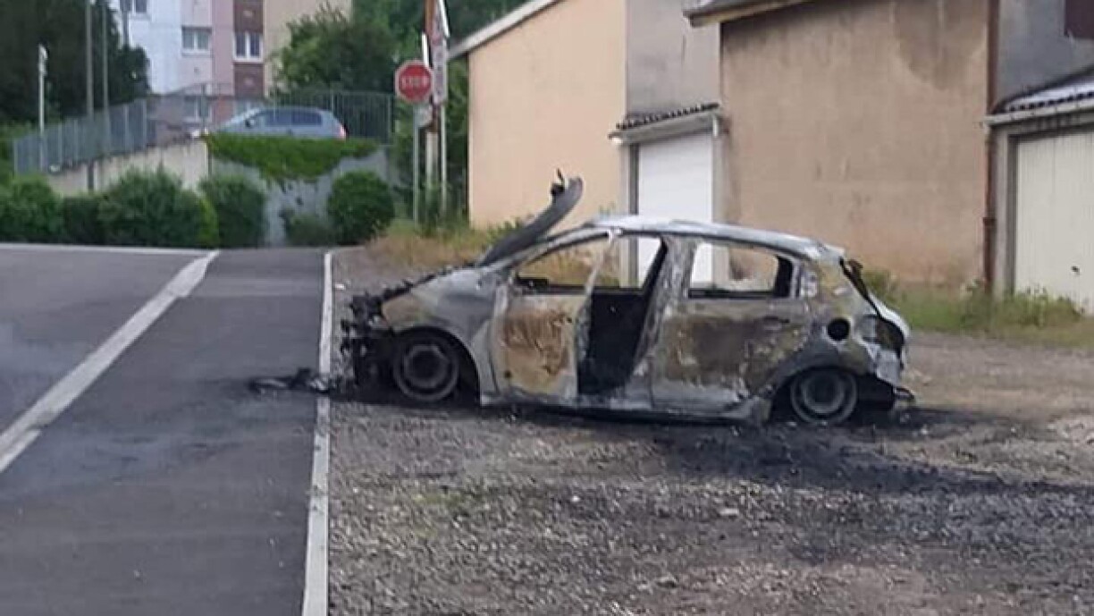 Un véhicule qui aurait été incendié à Longlaville.