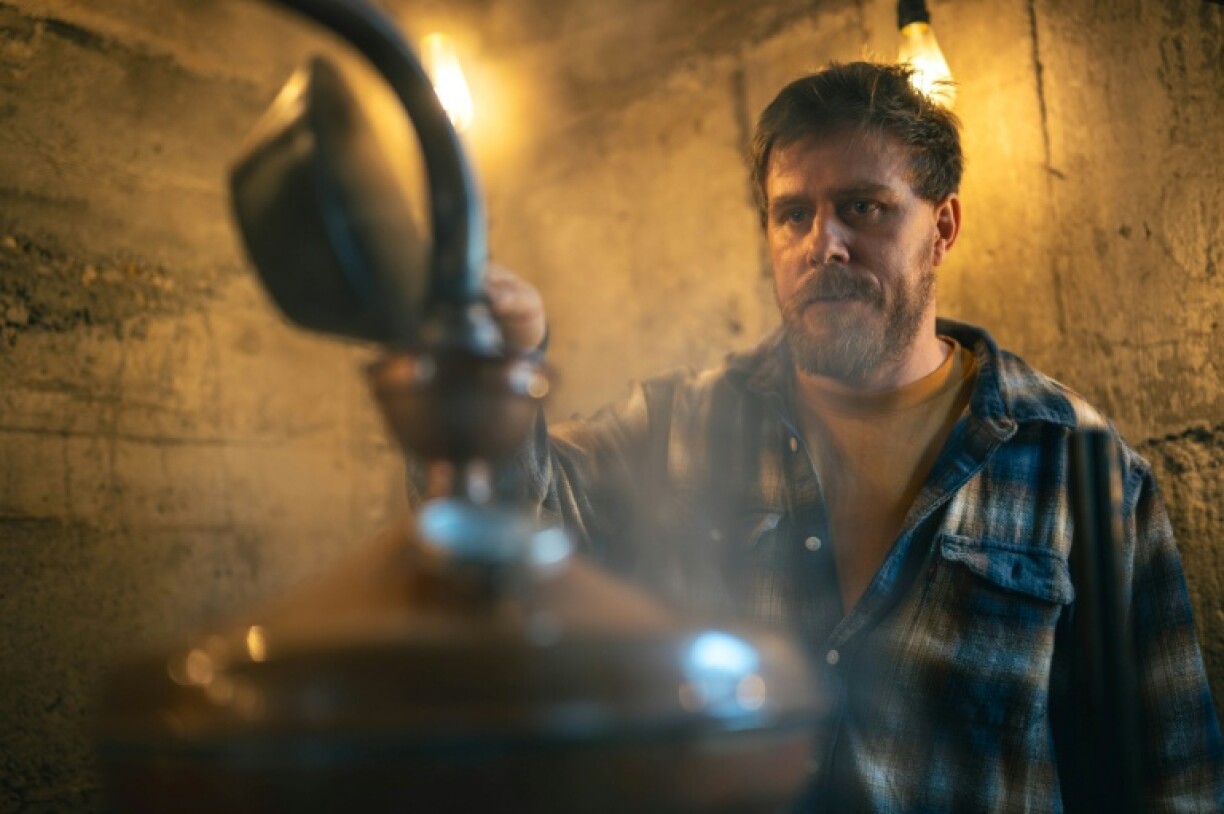 Ivan Lakatos, petit producteur de gin, travaille au processus de distillation dans sa distillerie de gin au village de Belegis, près de Stara Pazova, le 28 mars 2026 en Serbie