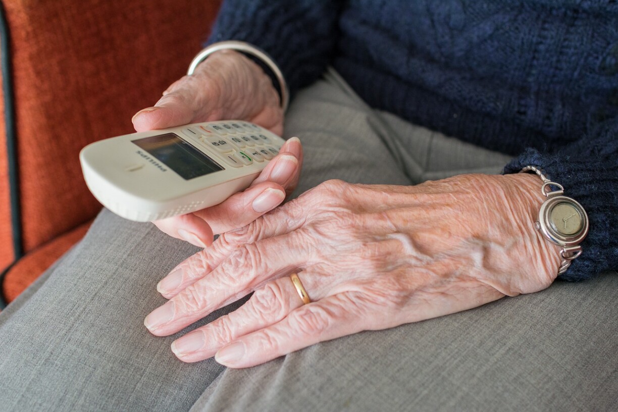Le but de l'arnaque au petit-fils est de faire croire à la victime qu’elle parle à un membre de la famille en détresse qui a besoin d’aide, et notamment d’argent. Normalement, cette fraude est effectuée par téléphone.