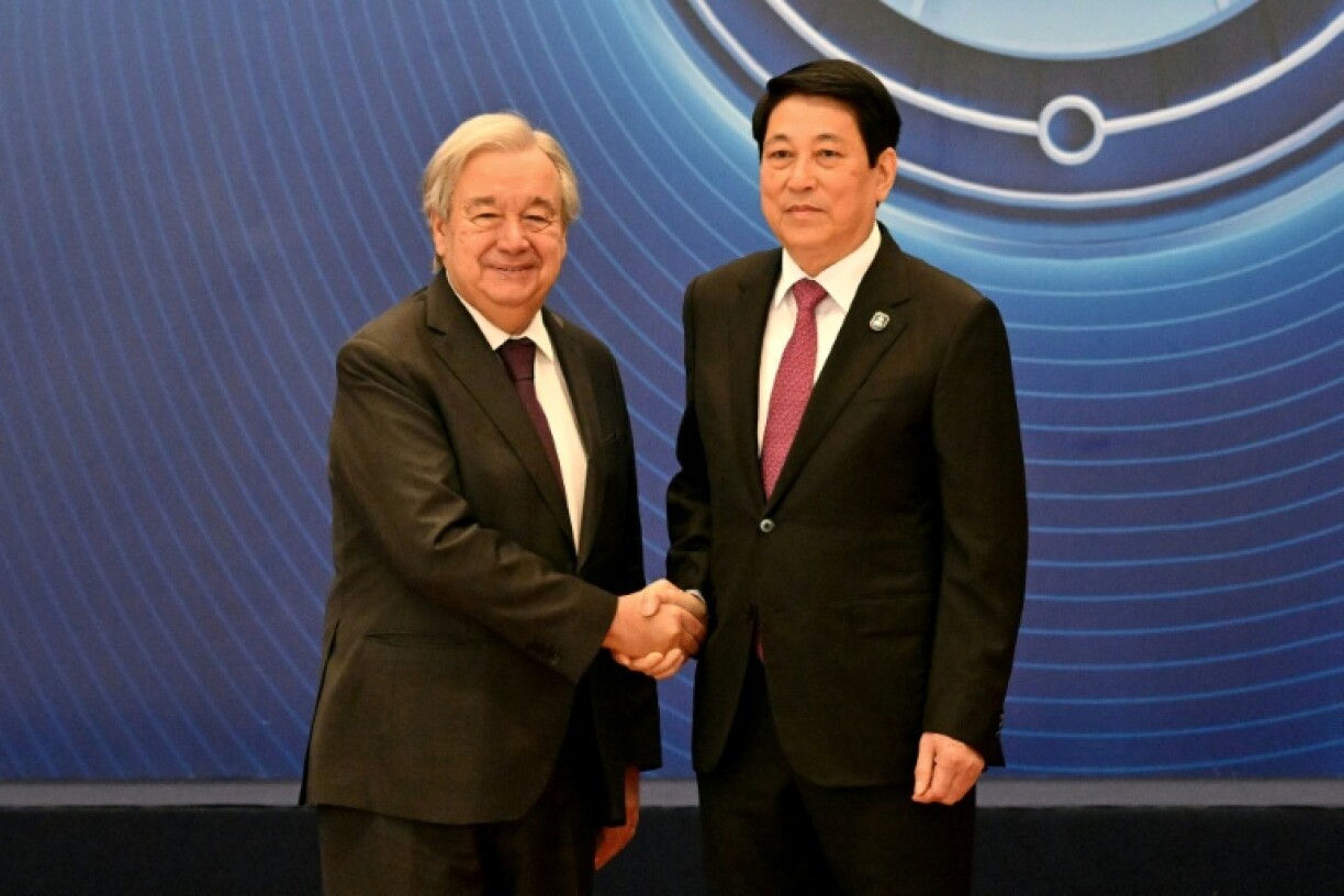 Le secrétaire général de l'ONU Antonio Guterres (à gauche) serre ma main du président vietnamien Luong Cuong (à droite) lors de la cérémonie de signature du premier traité des Nations Unies visant la cybercriminalité à Hanoï le 25 octobre 2025.