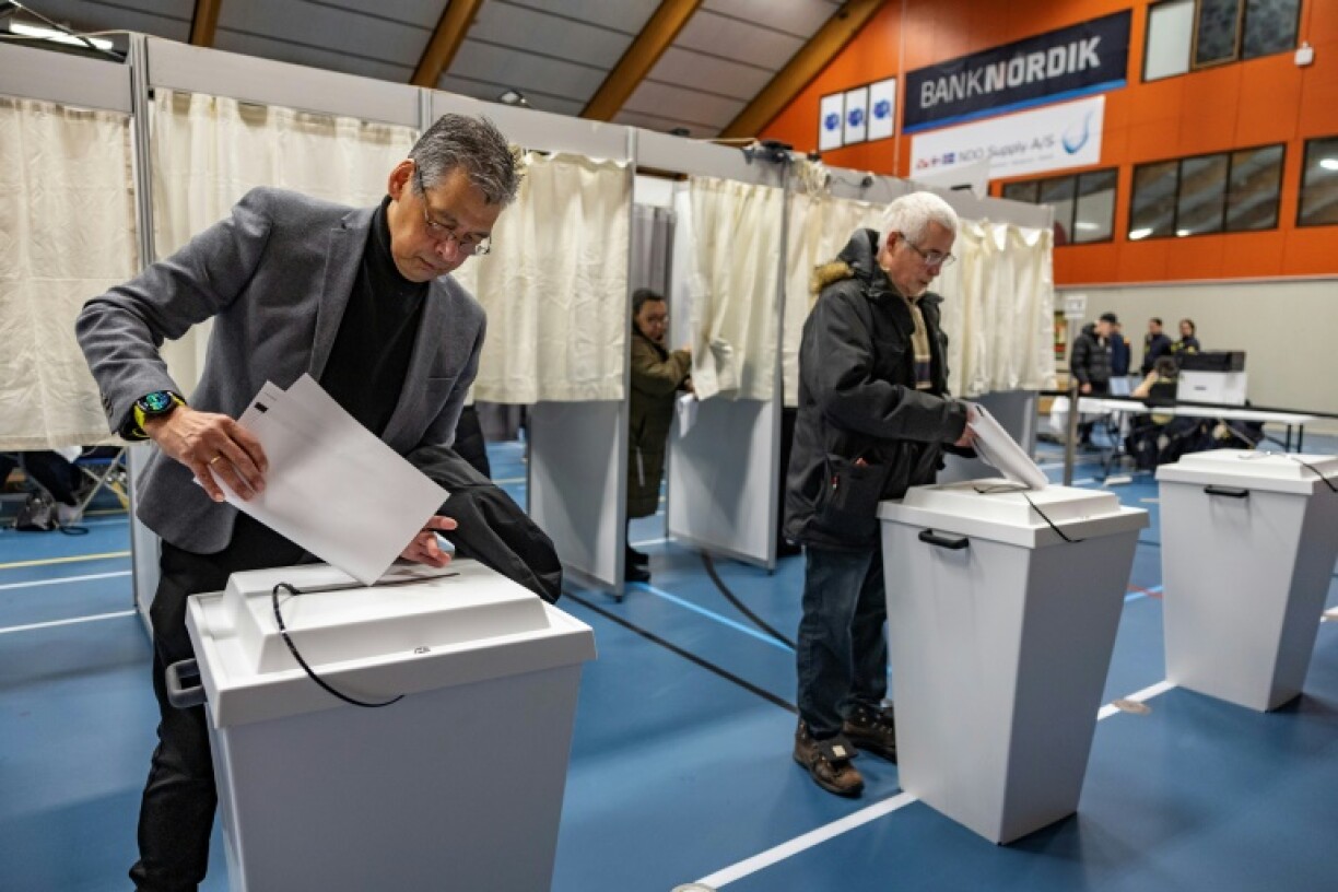 Des électeurs dans un bureau de vote à Nuuk, lors des législatives au Groenland, le 11 mars 2025