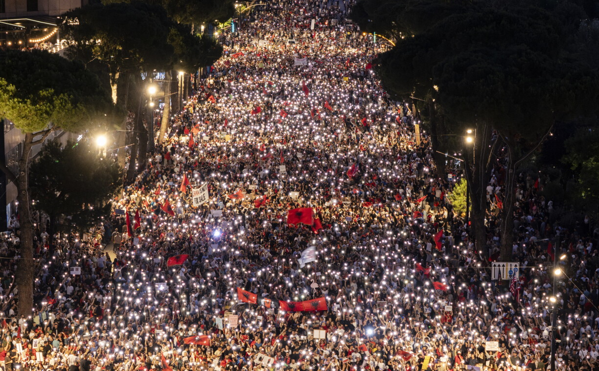 Dausende Leit zu Tirana u Protest bedeelegt