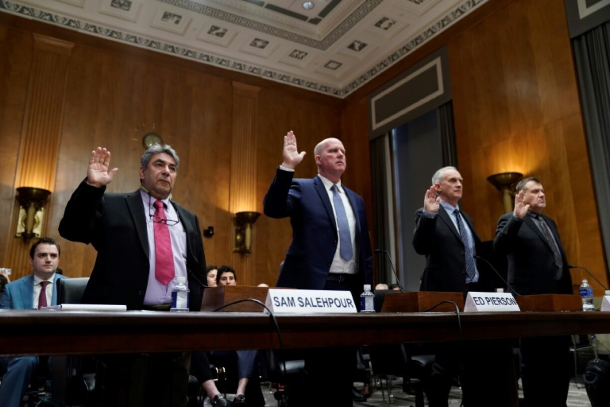 Quatre lanceurs d'alerte dont Sam Salehpour (g), ingénieur qualité, lors d'une audition au Sénat sur la sécurité des avions Boeing, le 17 avril 2024 à Washington