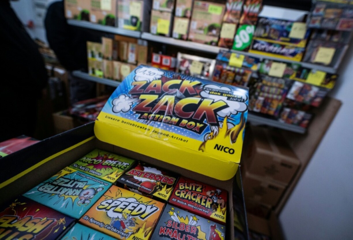 Des fusées et pétards en vente libre, dans une boutique temporaire, en vue du Nouvel An à Berlin, le 30 décembre 2025.