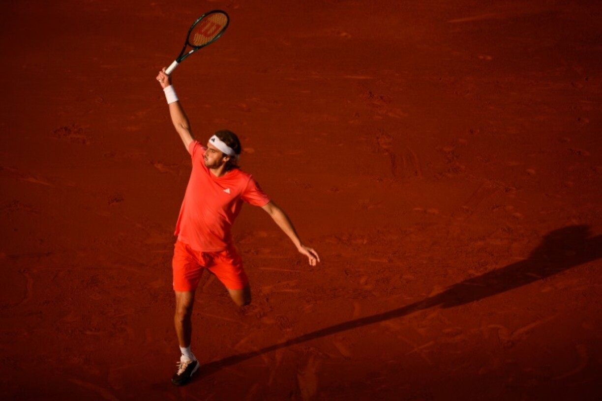 L'élégant revers à une maine de Stefanos Tsitsipas: le Grec s'est qualifié pour les quarts de finale du tournoi ATP 500 de Barcelone en battant l'Espagnol Roberto Carballes le 18 avril 2024