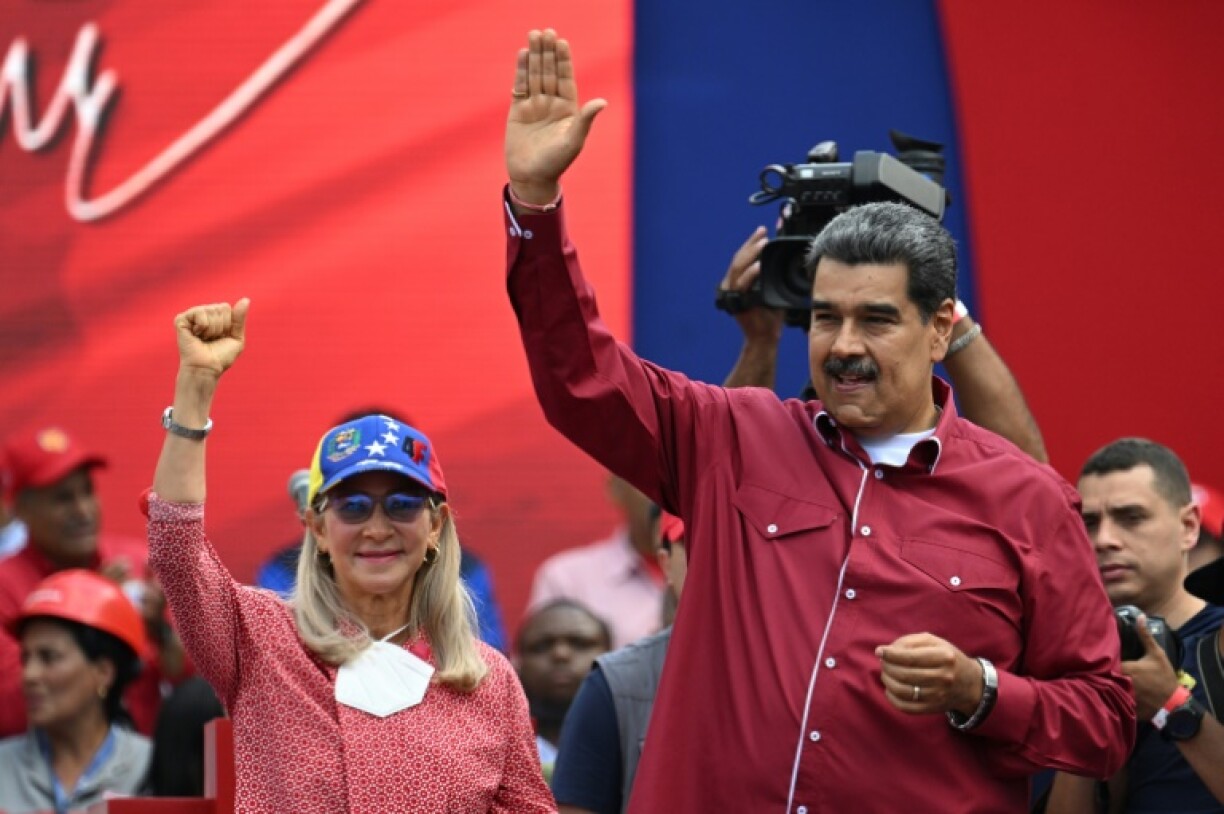 Le président vénézuélien Nicolas Maduro (d) et sa femme Cilia Flores lors d'un rassemblement à Caracas, le 1er mai 2023