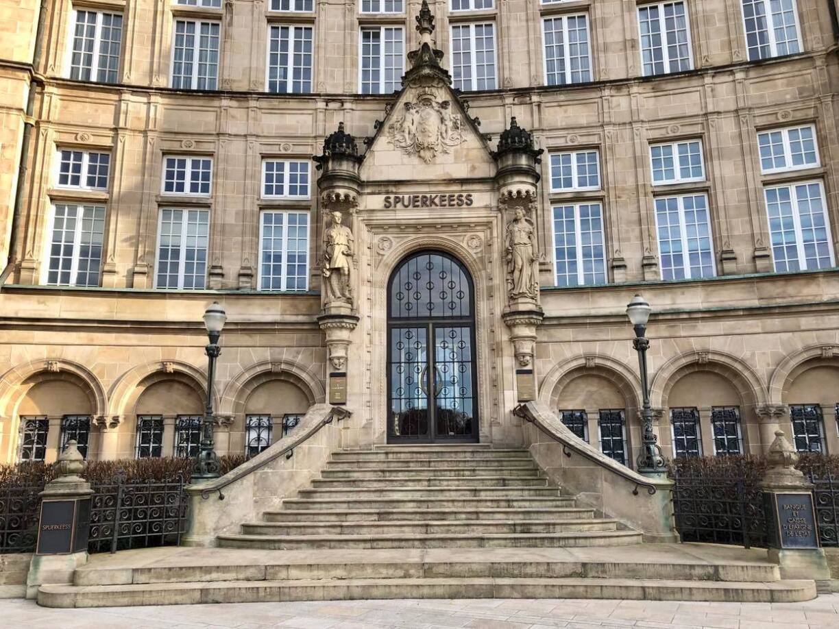 Une photo de l'entrée du siège de la BCEE à Luxembourg