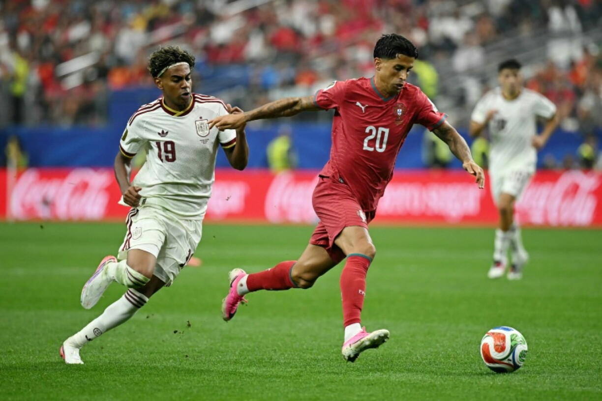 Le Portugais Joao Cancelo (à droite) à la lutte avec l'Espagnol Lamine Yamal en 8e de finale de la Coupe du monde le 6 juillet 2026 à Dallas
